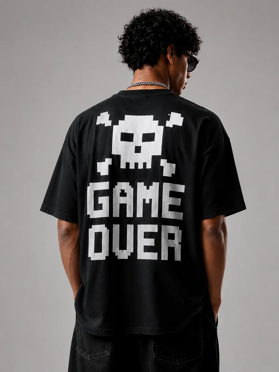 Gros plan du motif tête de mort au dos du t-shirt