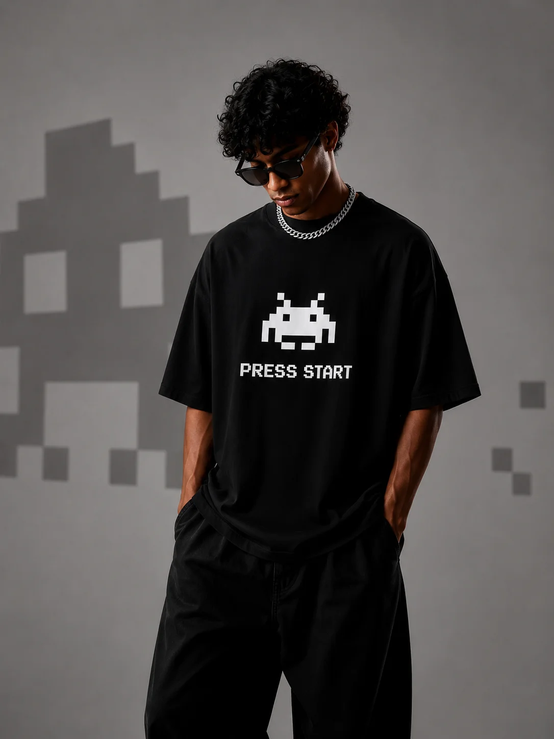 Gros plan sur le modèle portant le t-shirt de face